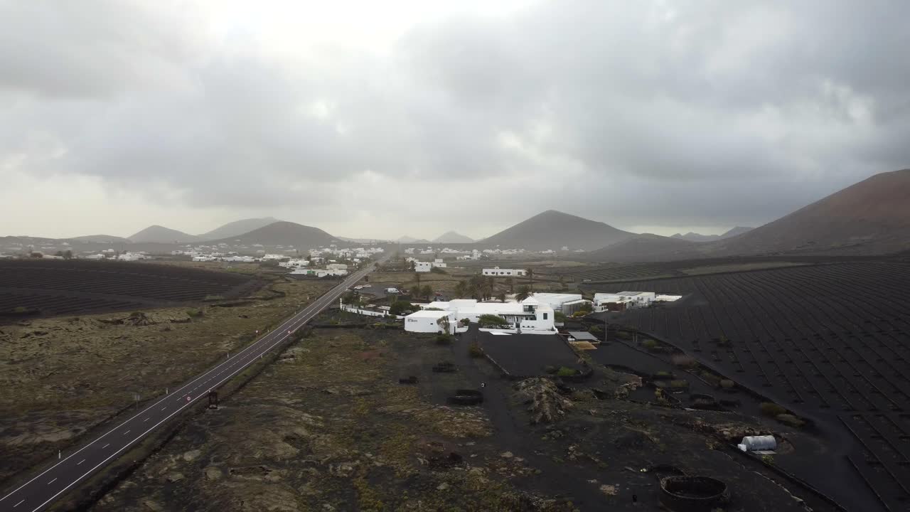 edificio aislado rural y remoto en los volcanes de lanzarote