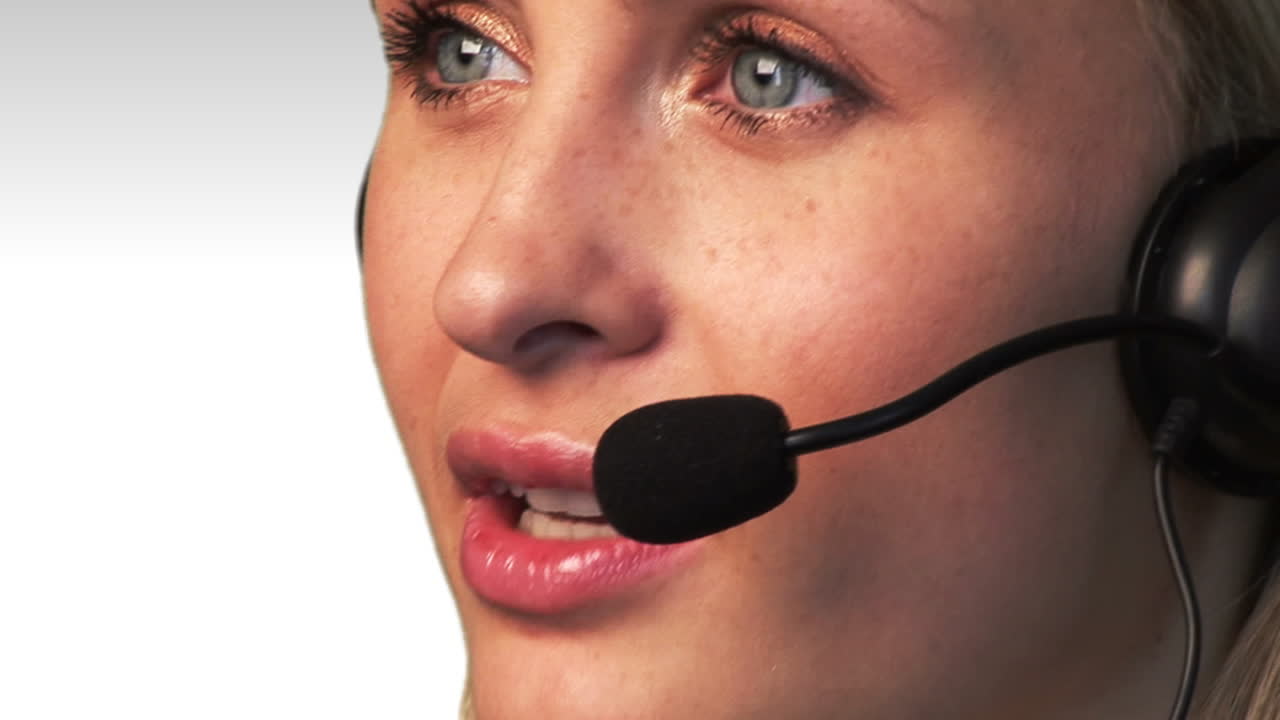 Attraktiv kvinne snakker og smiler med headset