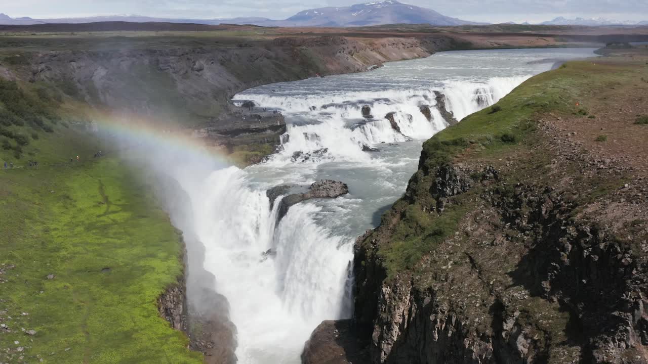 impresionante arco iris en gotas de agua de la cascada de gullfoss en islandia