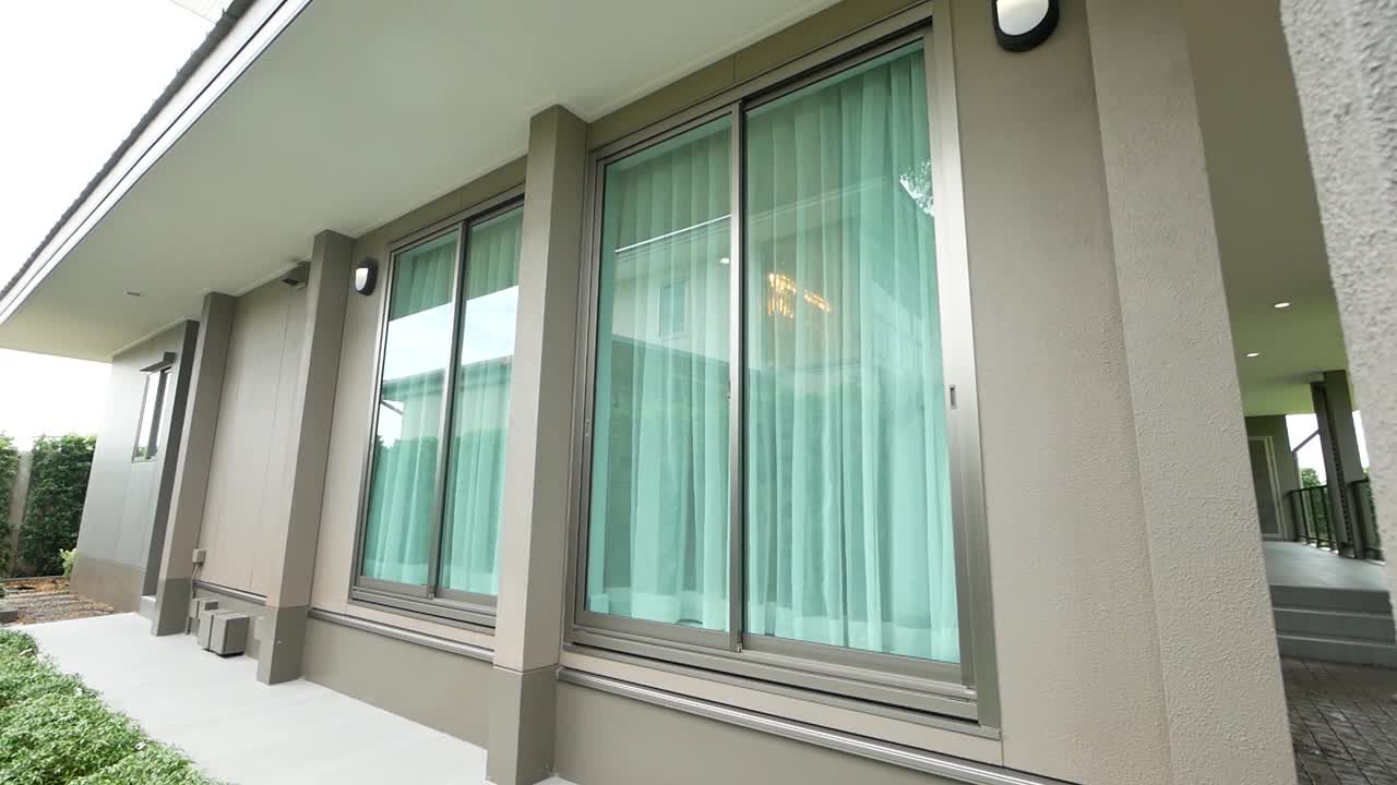 현대적인 동시대 베이지 주택 외관 디자인