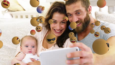 iconos emoji con un hombre tomando una selfie con su familia en el fondo