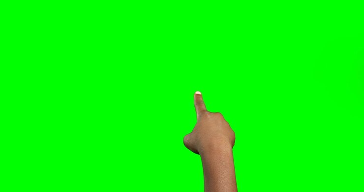 Persona che fa un gesto con la mano su sfondo green screen