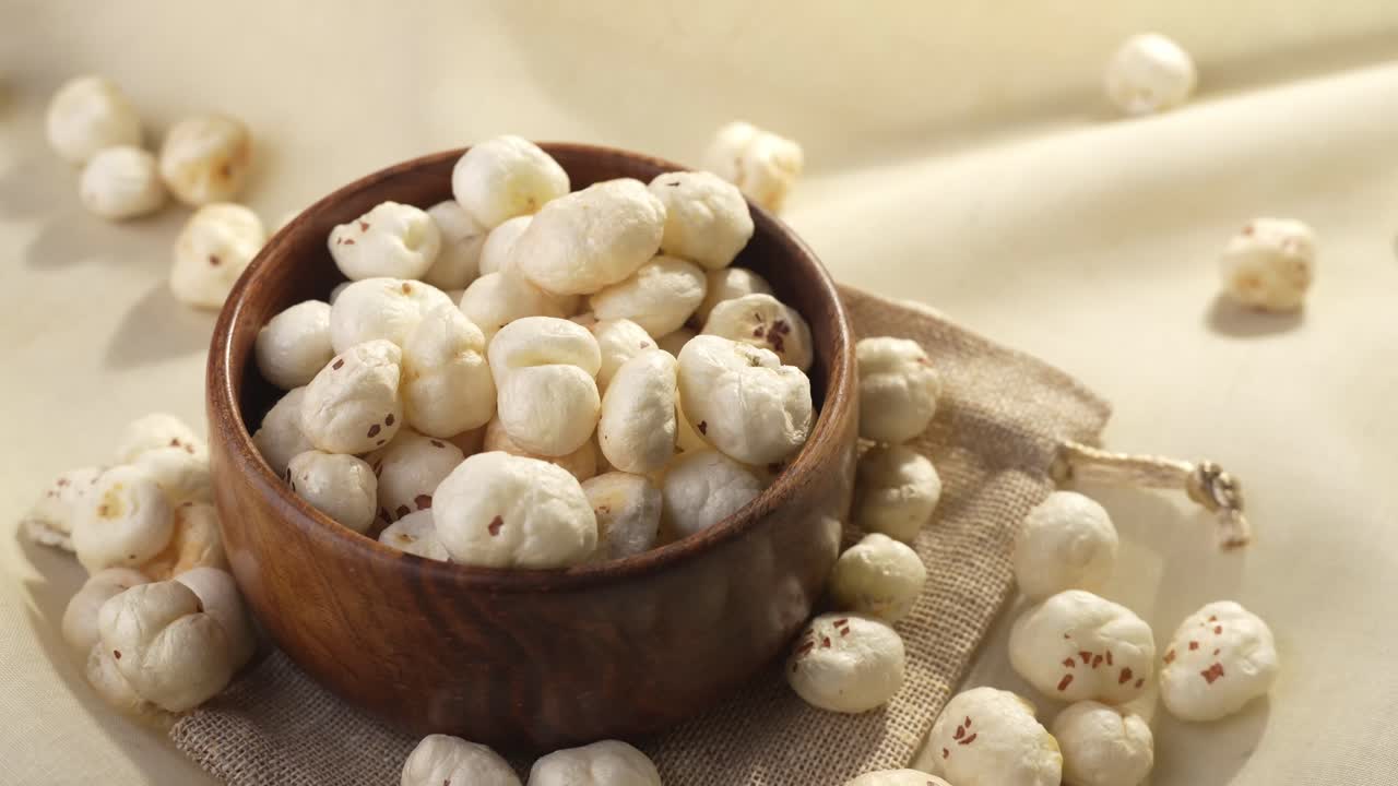 Yakın çekimle ahşap kasede sunulan Makhana