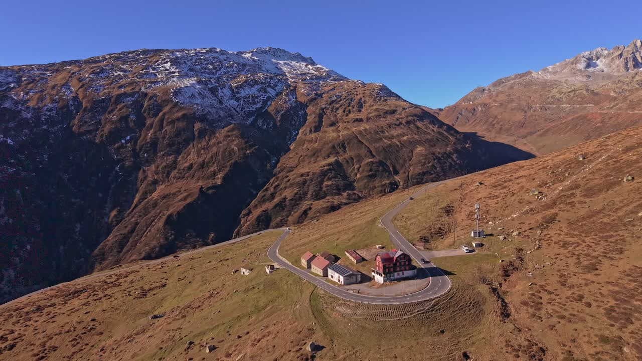 Passo del Furka inondato di sole, visto da un drone nelle Alpi svizzere