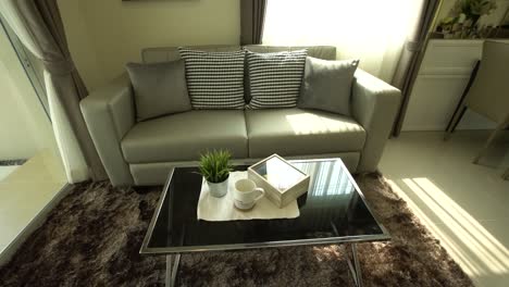 y elegante sala de estar con sofá de diseño interior moderno