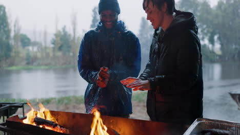 fuego, manos cálidas y amigos en la aventura de acampar