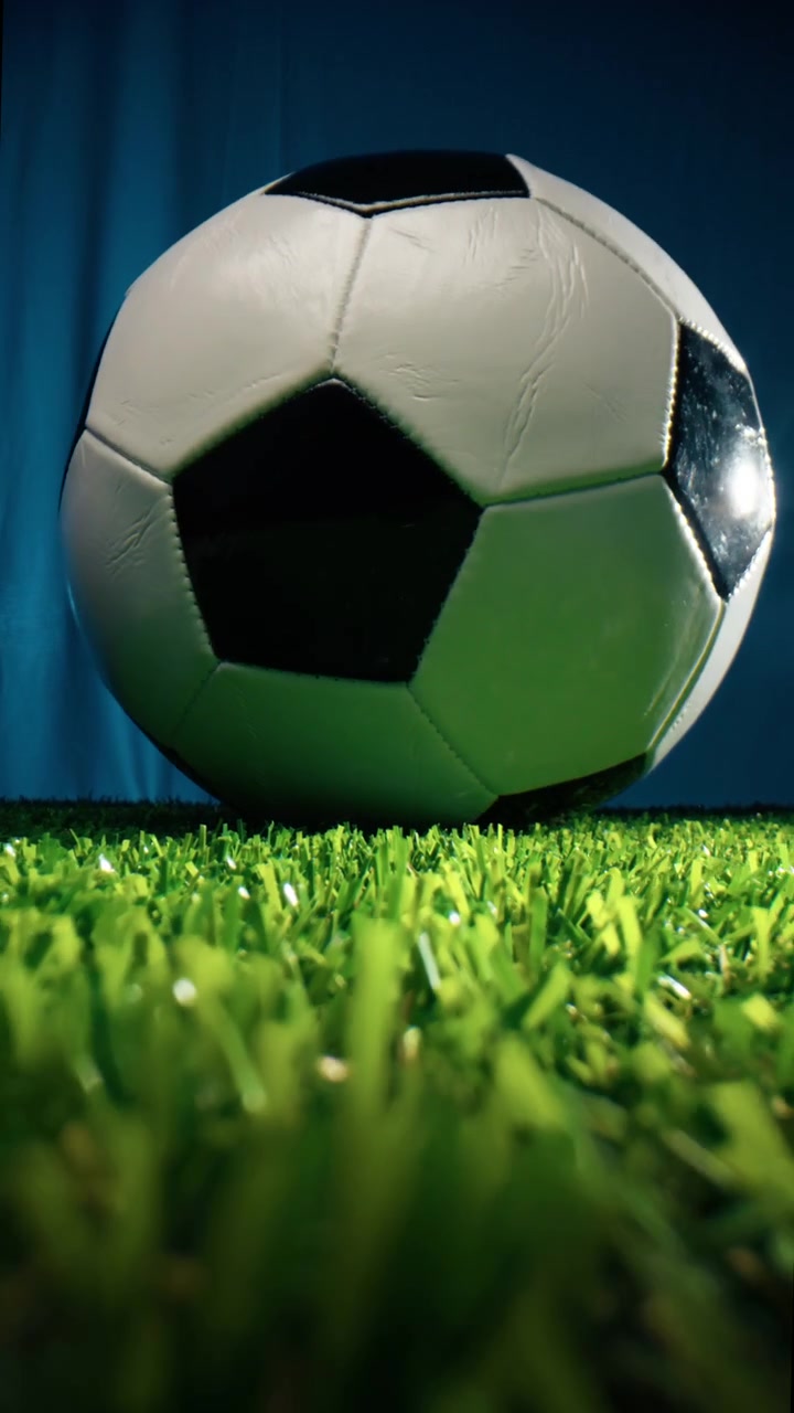 Sentetik çim üzerinde dönen futbol topu
