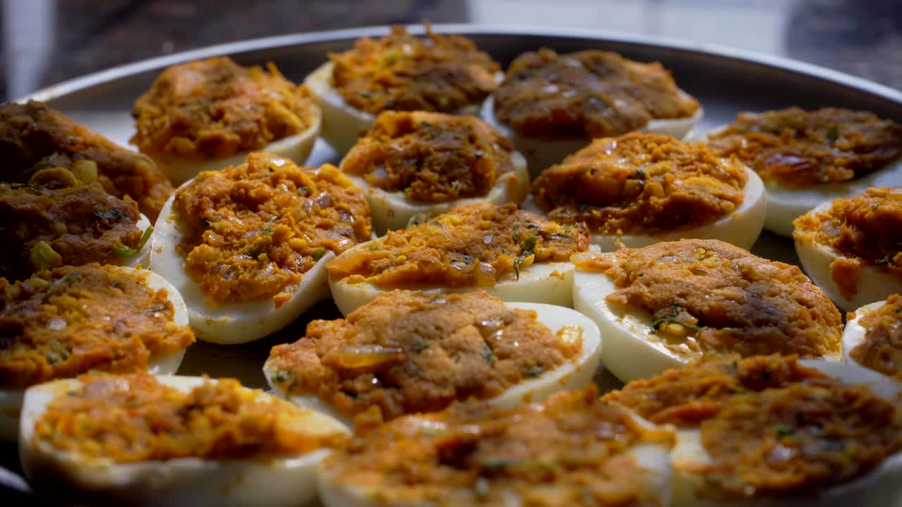 채워진 계란, 러시아 계란 또는 옷을 입은 계란으로도 알려진 맛있는 근접 촬영 데빌드 에그로 가득 찬 삶은 계란 접시를 채우는 계란 채우기