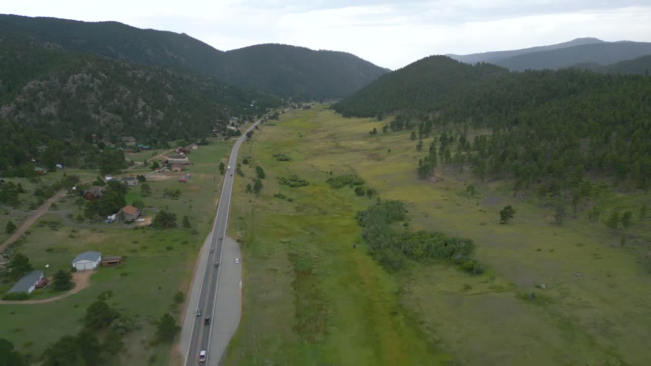 carretera escénica en el remoto pueblo de estes park en el norte de colorado, estados unidos