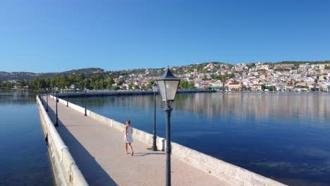 Frau-Zu-Fuß-Auf-Einem-Holzsteg-Der-Brücke-De-Bosset-In-Der-Stadt-Argostoli-Auf-Der-Insel-Kefalonia