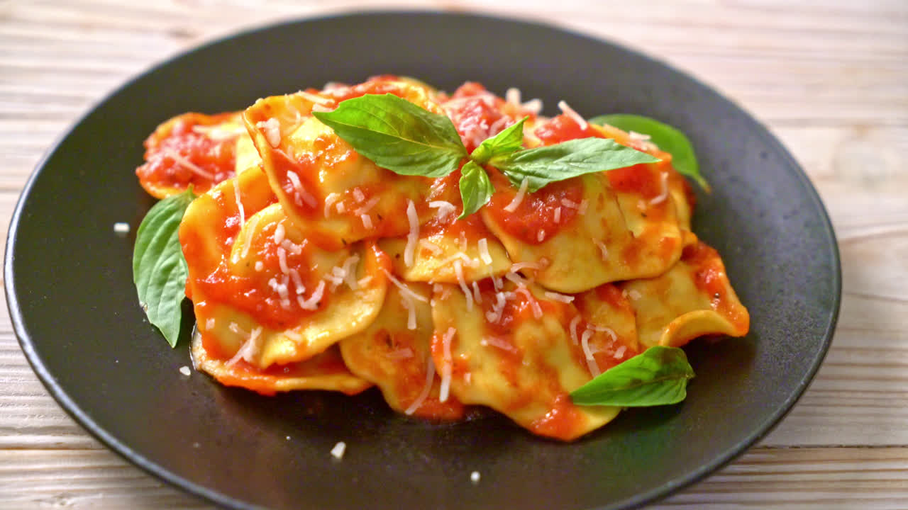 равиоли с томатным соусом и базиликом