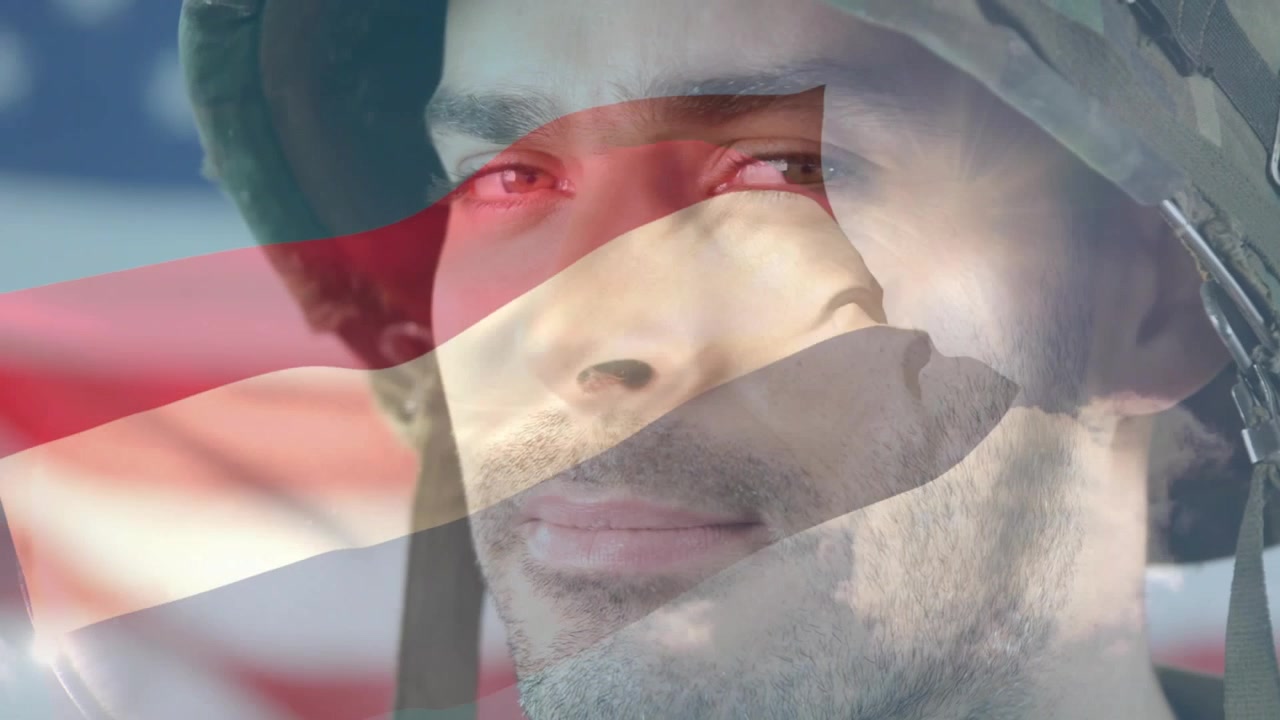 Primo piano di un soldato con bandiera americana e sovrapposizione di nuvole
