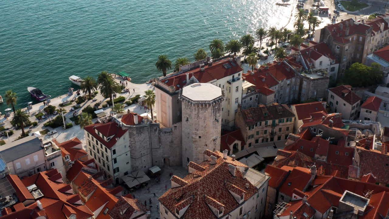 크로아티아 스플리트에 있는 팔각형 베네치아 탑과 웅장한 바로크 양식의 궁전 마일리를 갖춘 vocni trg의 공중