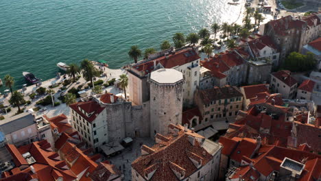 Antena-De-Vocni-Trg-Con-Una-Torre-Veneciana-Octogonal-Y-Un-Magnífico-Palacio-Barroco-Milesie-En-Split,-Croacia