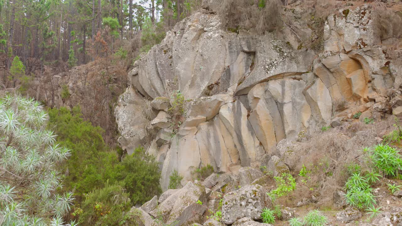 pan filmó la formación rocosa original en el parque nacional del teide, tenerife, islas canarias, españa.