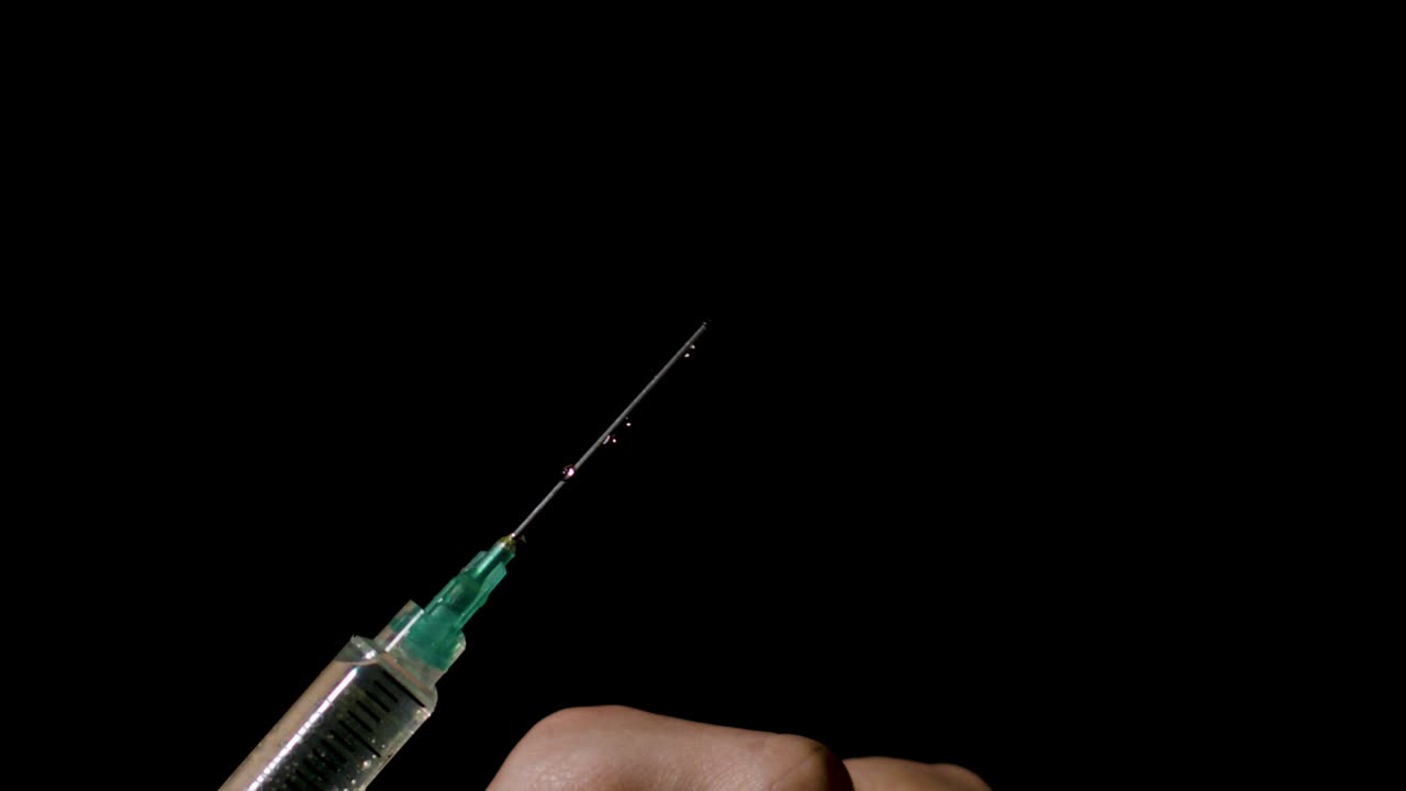 распыление шприцем в медленном темпе и постукивание, чтобы избавиться от воздуха