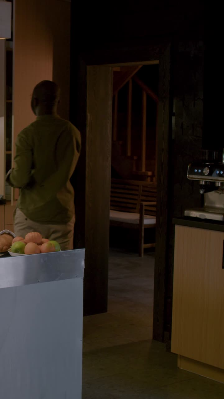 hombre preparando café