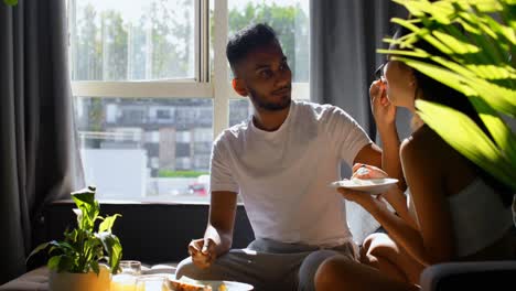 Joven-Pareja-Asiática-Comiendo-Comida-En-La-Sala-De-Estar-De-Casa-4k