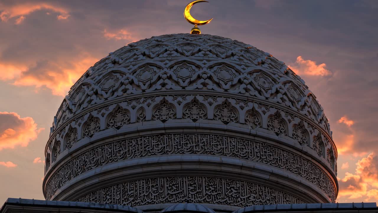Un'inquadratura dal basso di una cupola di moschea ornata al tramonto, che cattura motivi intricati e una mezzaluna.
