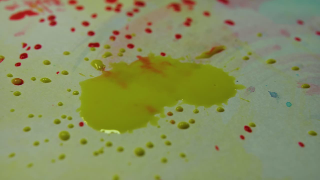 페인트 종이에 노란색 수채화 잉크 방울, 원래 추상 아트웍 텍스처