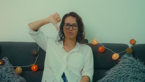 mujer expresando su desaprobación