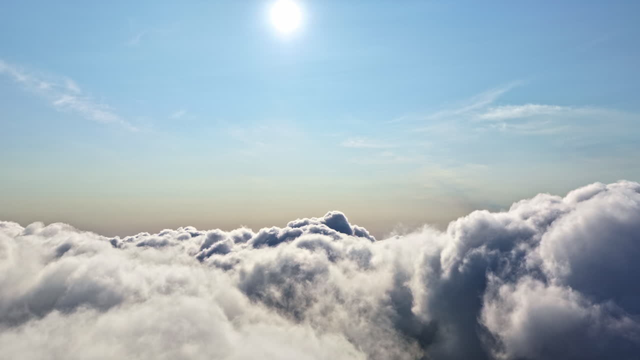 Cielo sopra nuvole soffici, sole splendente che illumina l'orizzonte bianco e nebbioso, atmosfera serena
