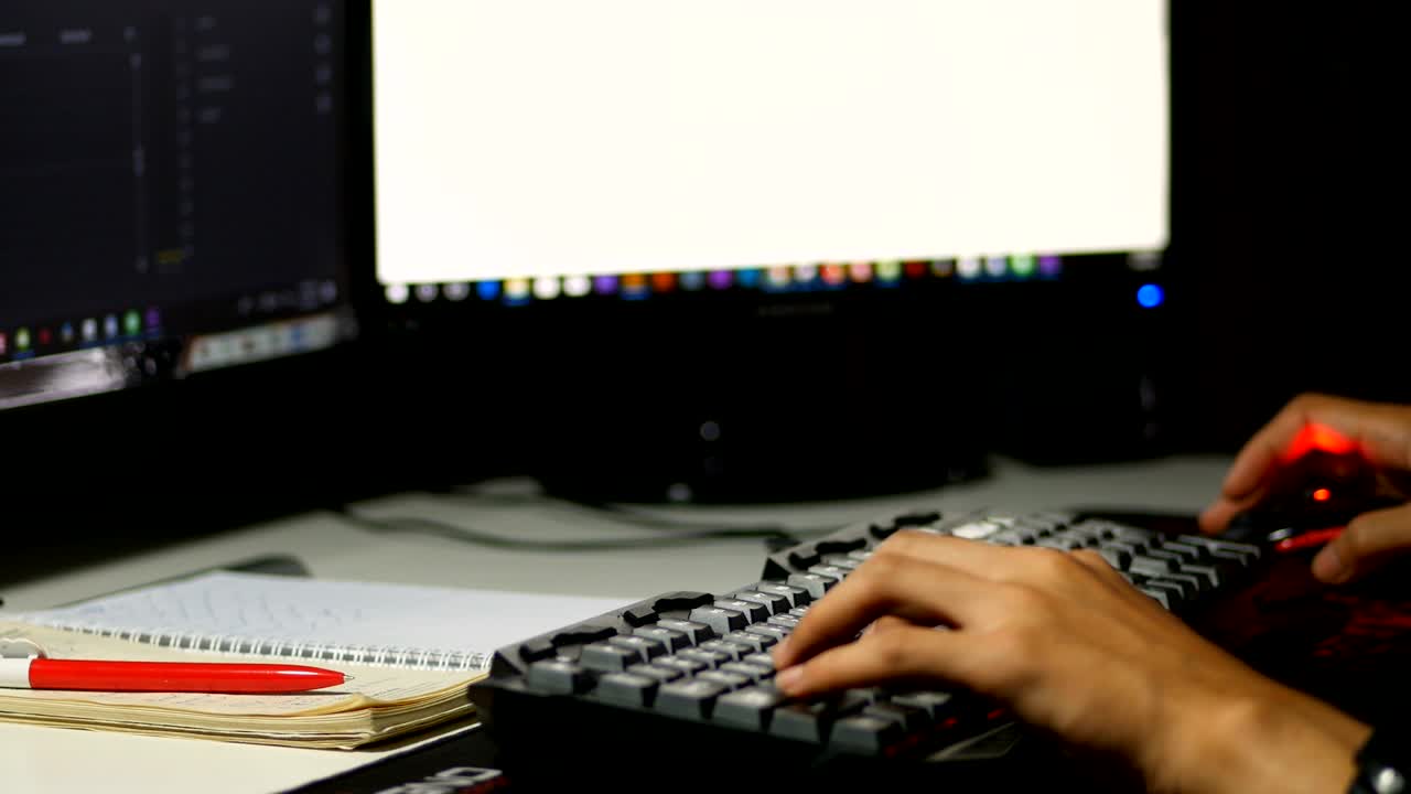 hombre de negocios que sólo utiliza la computadora de escritorio pc.