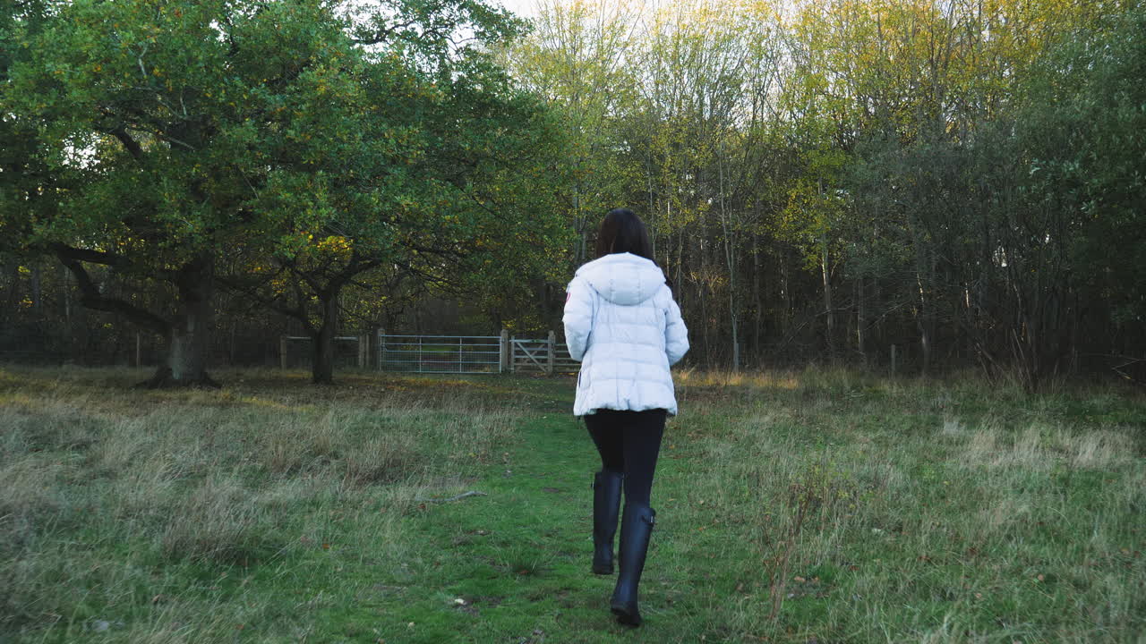 강아지와 함께 게이트로 달려가는 아시아 여성