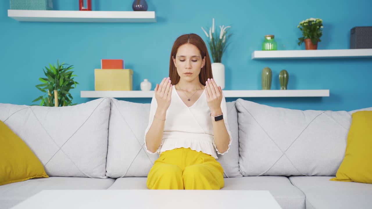 젊은 무슬림 여성이 기도하고 있습니다.