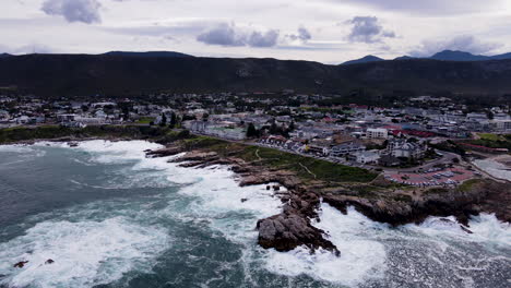 Pintoresco-Hermanus-Ubicado-Entre-La-Montaña-Y-El-Océano,-Sudáfrica