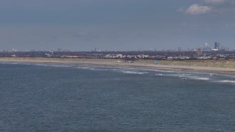 olas blancas rompen en la costa prístina de hoek van holland en los países bajos - toma aérea de dron