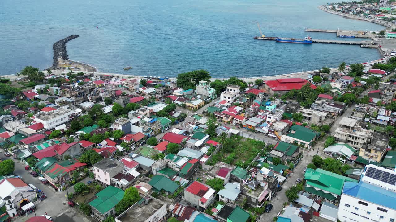 항구가 있는 목가적인 바다 만과 외로운 바위 워터 브레이커를 마주한 활기찬 섬 마을의 조감도 설정