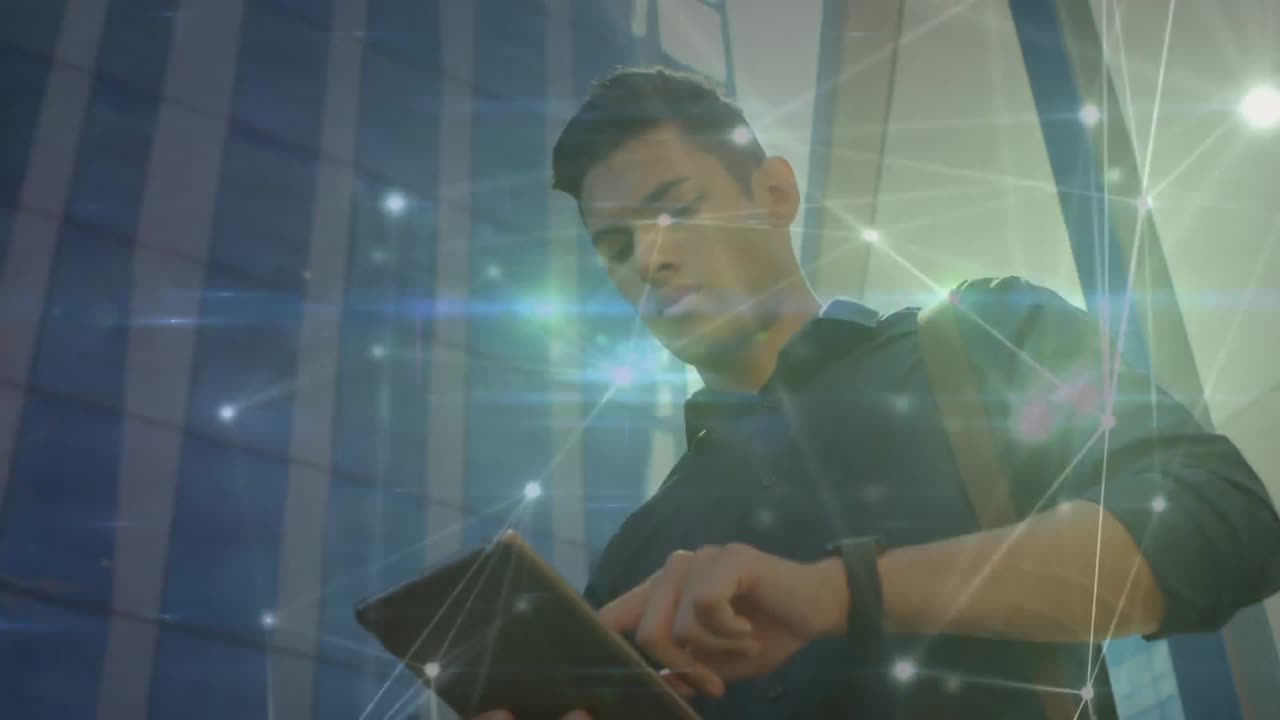 animación de la red de conexiones a través de un hombre de negocios que usa una tableta