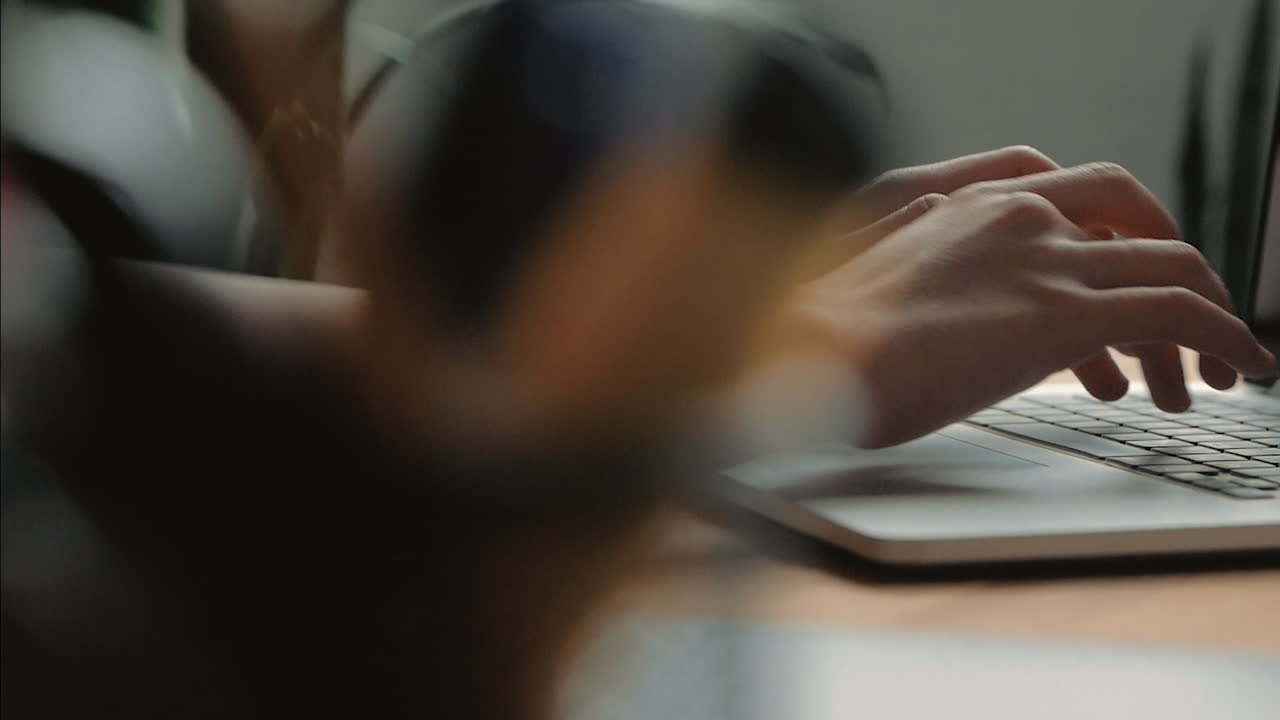 tay nữ sử dụng máy tính xách tay, gõ bằng bàn phím