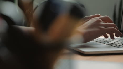 노트북을 사용하는 여성 손, 키보드로 입력