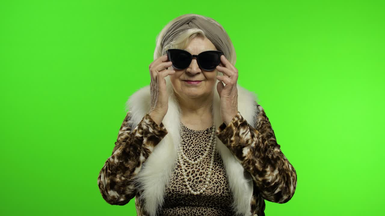 anciana elegante abuela de moda. mujer caucásica posando. llave de croma