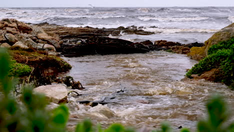 Agua-De-Lluvia-Turbia-Ingresa-Al-Océano-En-La-Costa-Desde-El-Sistema-De-Drenaje