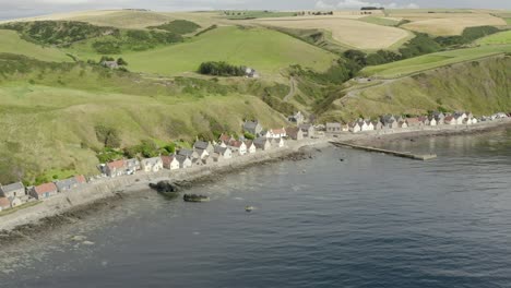 vista aérea del pueblo de crovie en la costa de aberdeenshire en una tarde nublada de verano