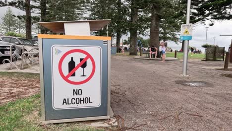 sign indicating alcohol prohibition in a park setting.