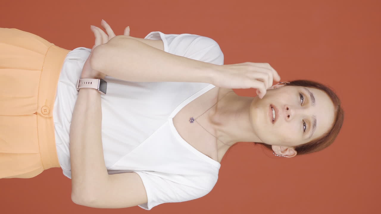 카메라를 향한 사려 깊은 여성의 수직 비디오.