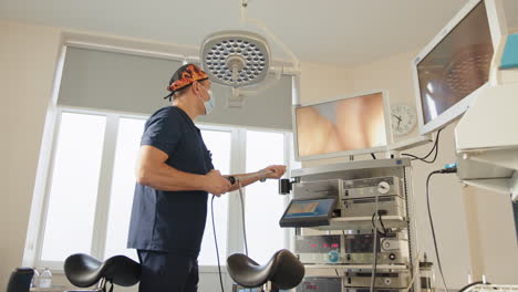 cirujano que realiza un procedimiento de endoscopia en la sala de operaciones