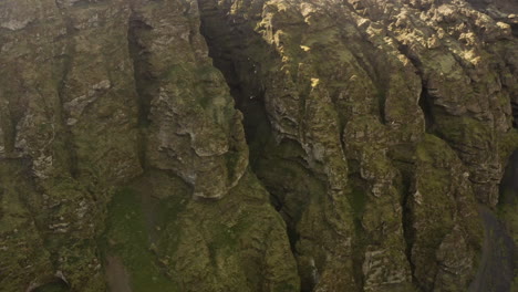 los acantilados a lo largo de la costa de snaefellsnes son excelentes zonas de anidación para las aves marinas en islandia