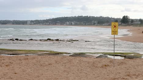 Gefährliches-Strömungszeichen-Sydney-Beach-Regnerischer-Tag