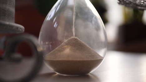 Hourglass-sand-falling-in-slow-motion