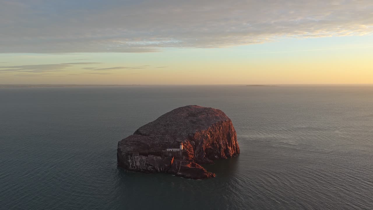 Vista aérea panorámica del faro de Bass Rock al amanecer