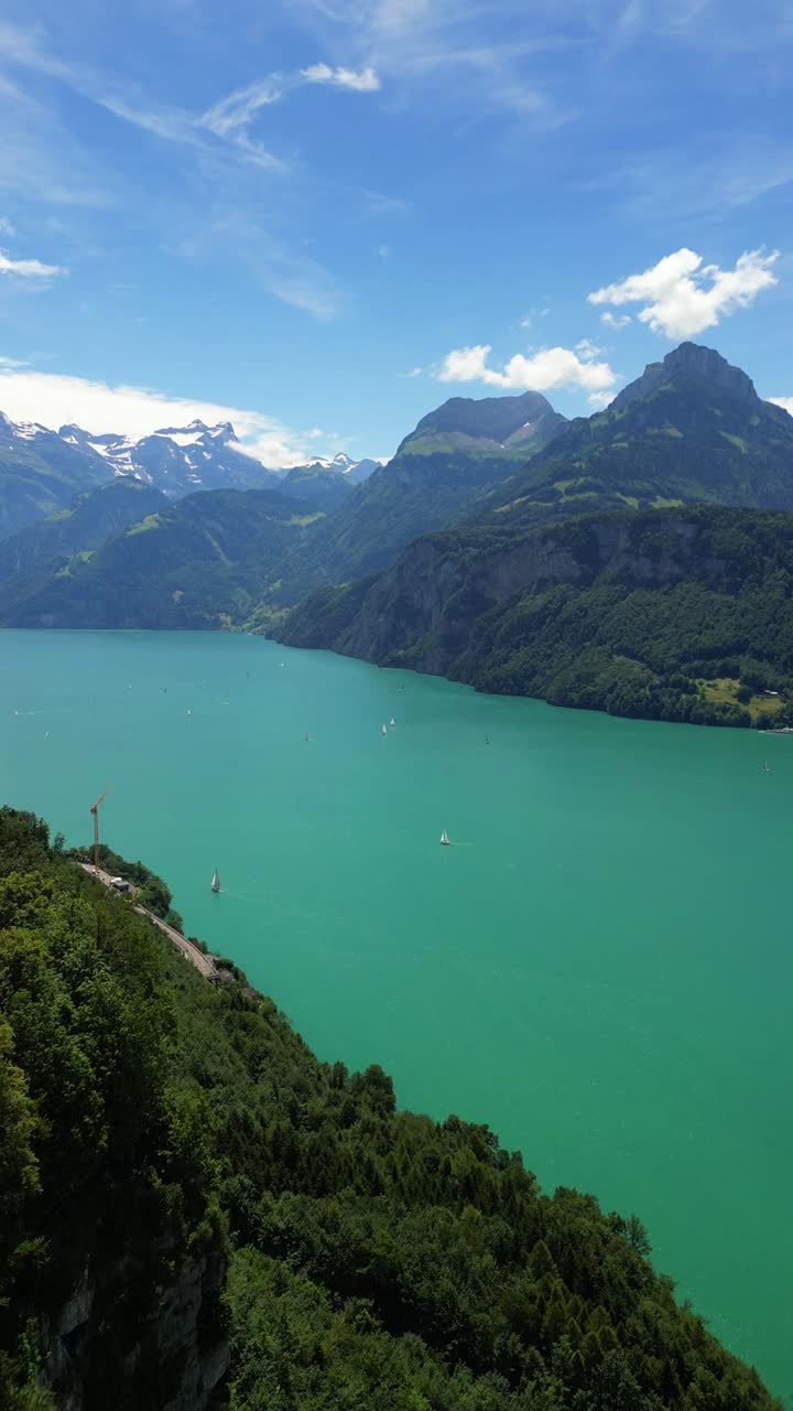 Lago di Lucerna color turchese, regione alpina svizzera della Svizzera centrale, drone aereo
