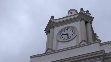 Lapso-De-Tiempo-Del-Reloj-Del-Ayuntamiento-Con-Nubes-Del-Cielo-Moviéndose-Rápidamente-En-El-Fondo