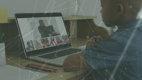 animación de una red de conexiones sobre un niño afroamericano que usa una computadora portátil para una lección escolar en línea