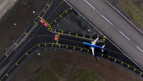 encima del avión rodando en la pista del aeropuerto desde la pista de aterrizaje, día soleado