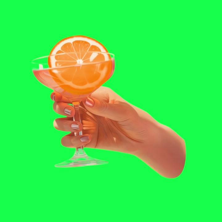 Mano che regge un bicchiere da cocktail con guarnizione di fetta d'arancia